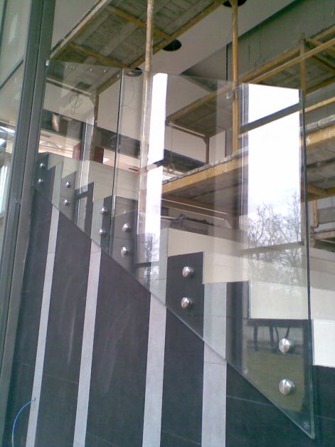 Üvegkorlát pontmegfogással